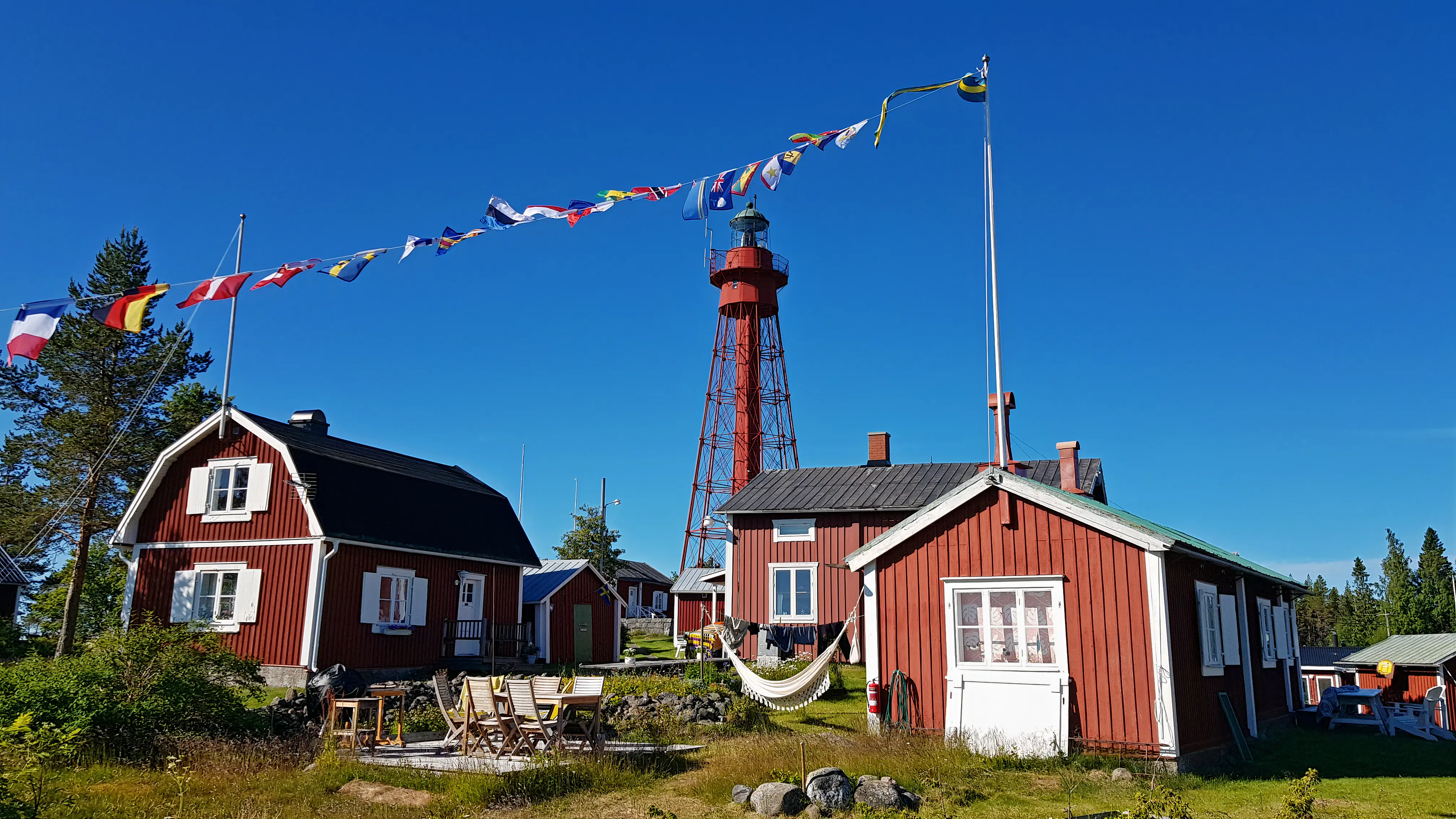 Courtesy flags hanged on a string (customer photo)